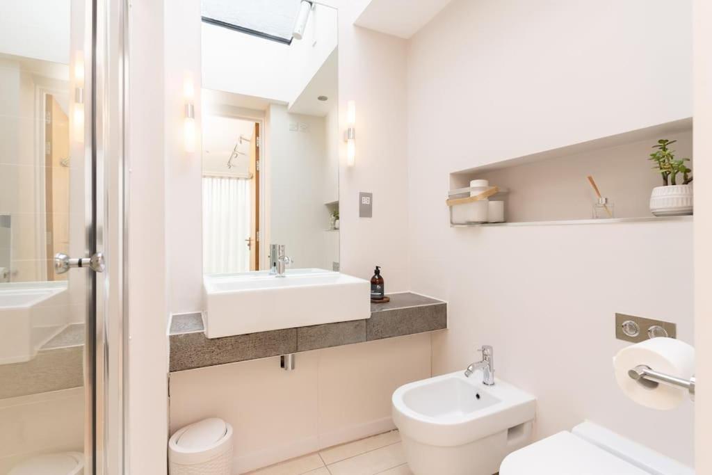 Luxury Water Tower I Roof Bar I Cinema Villa Cardiff Ngoại thất bức ảnh