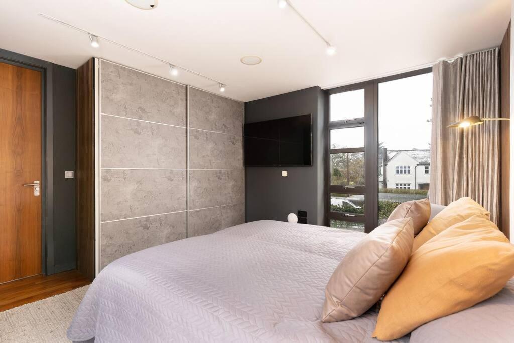 Luxury Water Tower I Roof Bar I Cinema Villa Cardiff Ngoại thất bức ảnh